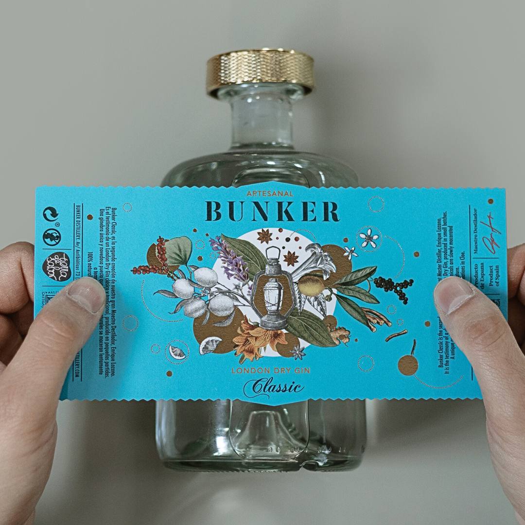 Colocación etiqueta botella Bunker Classic 70cl.