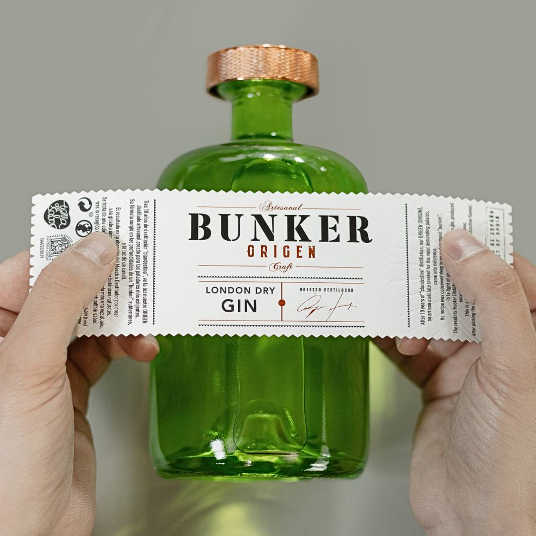 Etiqueta siendo colocada en botella ginebra BUNKER ORIGEN 70 cl.