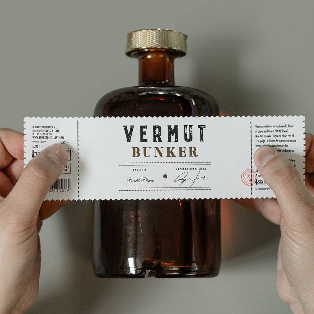 Colocando etiqueta botella Vermut BUNKER 75 cl.